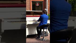 Уличный пианист