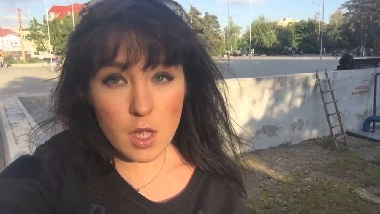 Девушка в белых чулках впервые попробовала жесткий