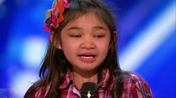 9 year old girl surprises singing "Rise up" in America's Got Talent.