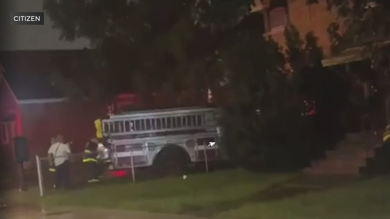 Chicago fire truck appears to crash into South Side building - YouTube