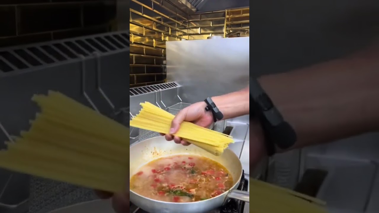 Peppe di Napoli ci cucina spaghetti con le cicale e pomodorini