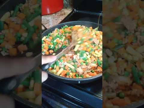 légumes-macédoine-au-viande-hachée-sur-du-riz-blanc.