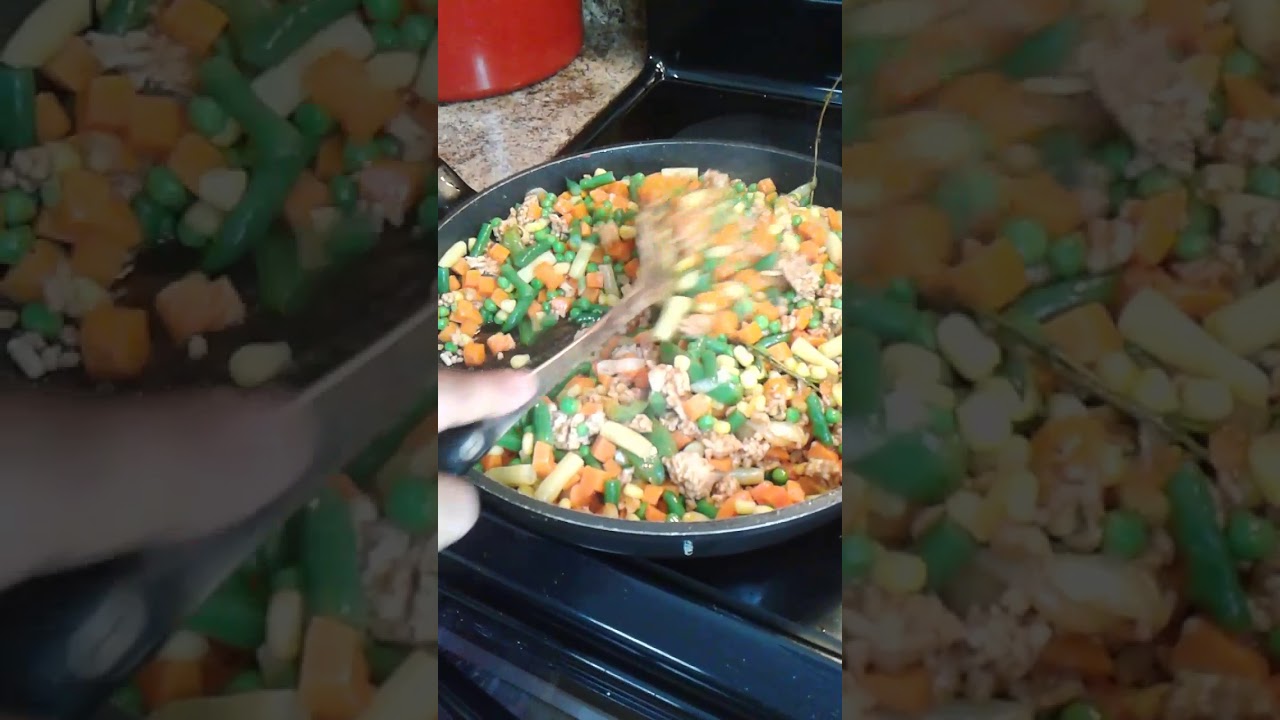 Légumes macédoine au viande hachée sur du riz blanc. YouTube Légumes macédoine au viande hachée sur du riz blanc. YouTube