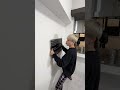 ホッチキスで巨大なテレビを壁掛けしてミニ映画館を作ってみた！#shorts