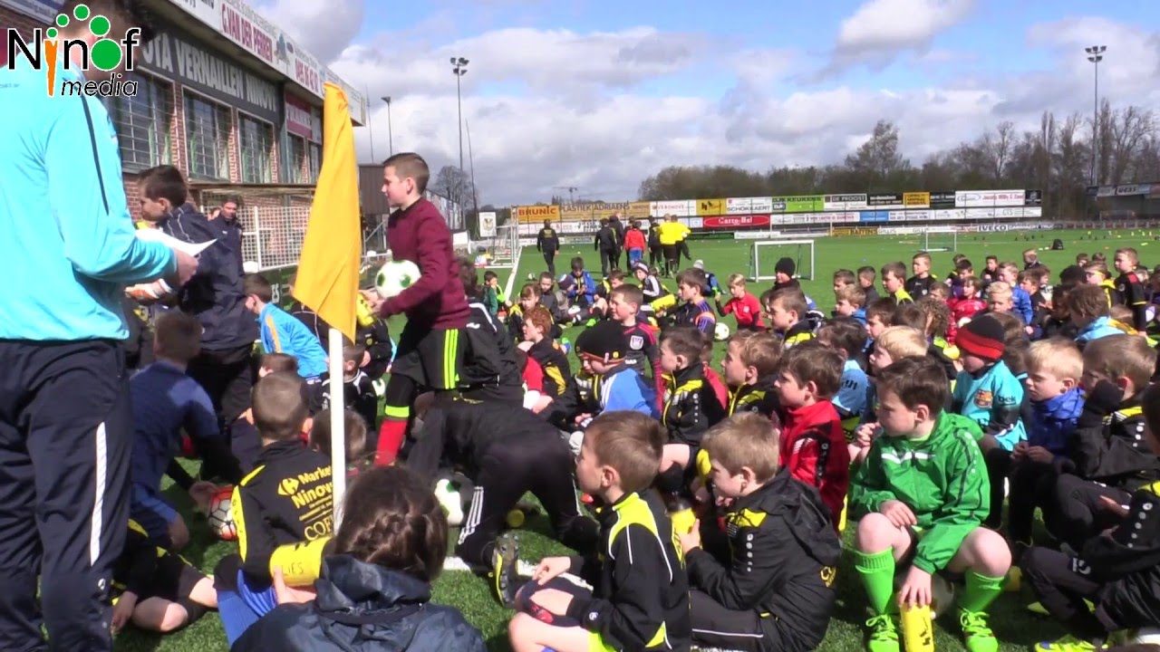 143 Voetballertjes leven zich uit bij KVK Ninove tijdens de paasstage .