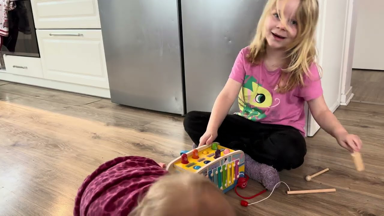 Малышка Кайла и старшая сестра Киара показывают, что принес Санта — Рождественское утро, часть 1 🎁❤️