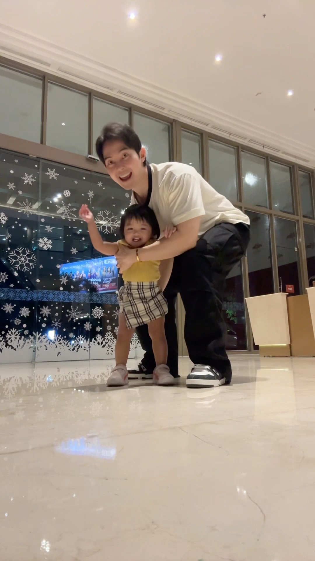 Latihan dansa sama papa dulu. Sebelum diajak dansa sama PRIA LAIN ?