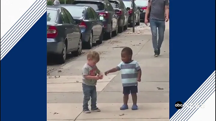 These toddlers' heartwarming reaction to spotting each other on the street will make your day - DayDayNews