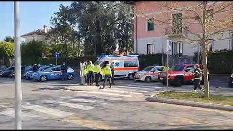 Lo straordinario omaggio delle forze dell'ordine fuori dall'ospedale di Circolo