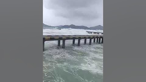 GELOMBANG TINGGI MENERJANG PERKAMPUNGAN PULAU NATUNA KEPULAUAN RIAU