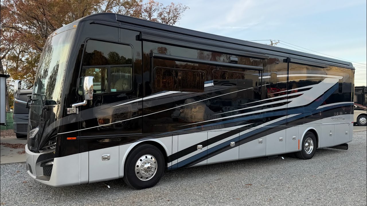 Автомобиль Tiffin Phaeton 40IH 2022 года выпуска, пробег всего 13 000 миль, цена 299 950 долларов.