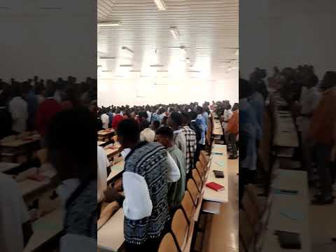 TAZAMA MPAKA MWISHO UTAPENDA WAUMINI WA KIKRISTO LEO KANISANI WAKIIMBA WIMBO WA NIPO CHINI YA KRISTO