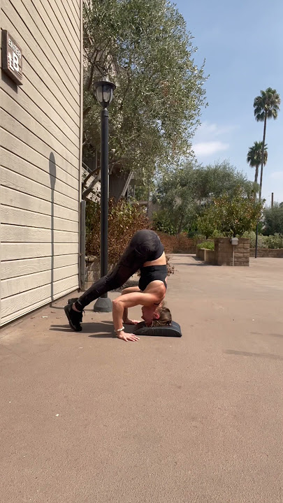 Tripod kip to wall at table top distance