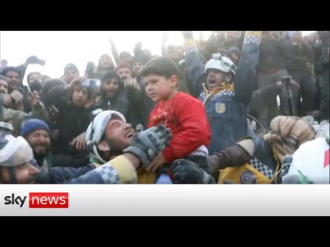 Turkey-Syria earthquake: Crowds cheers as entire family are rescued from rubble