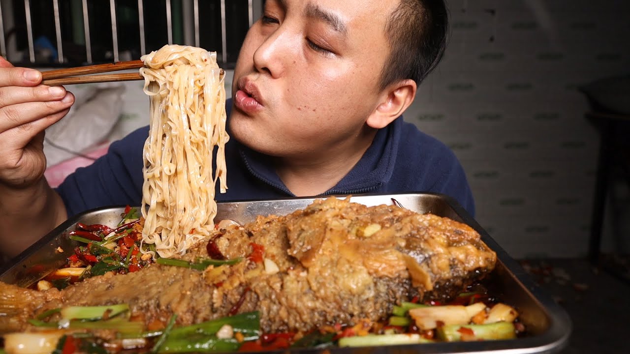 麻辣鲤鱼除了配啤酒，还可以配好吃的面条
