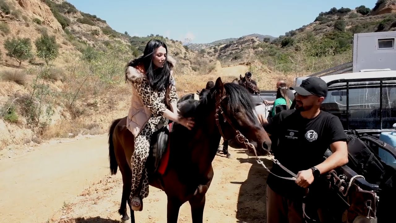 Η Βασιλική Πολύζου αγκαλιάζει τα γεωργαλίδικα άλογα στη Μεσσαρά