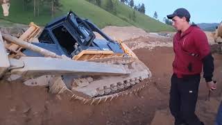 видео: SHANTUI( Шантуй) SD 32 Провалился в карьере. картинка: SHANTUI( Шантуй) SD 32 Провалился в карьере.