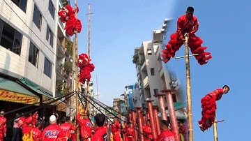 Thót tim Song Lân leo cột hái lộc khai trương Súp Cua Cô Bông LSR Tinh Anh Đường 2025