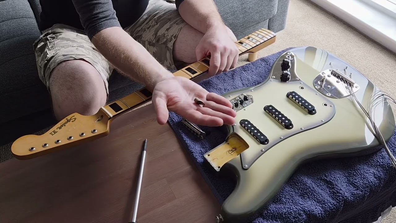 Squier Classic Vibe Bass VI: Horrendous in every way... adlı videoyu YouTube'da izle Squier Classic Vibe Bass VI: Horrendous in every way... adlı videoyu YouTube'da izle