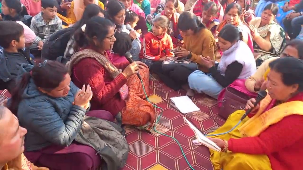 सूर्य मंदिर मेला,कटारमल में नारी जागरण का गीत गाती हुई गायत्री परिवार अल्मोड़ा की बहिनें🙏🌿