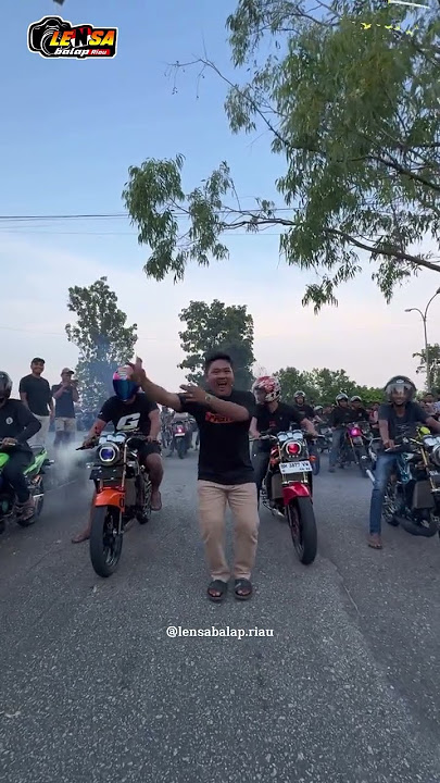 Itu sebenernya joget apasih yg kaya gitu?kok viral bgt . Partner : - @lensabalap.riauu -