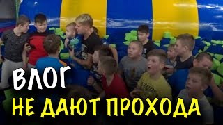 ТОЛПА ШКОЛЬНИКОВ НАПАЛА НА МЕНЯ В ТОРГОВОМ ЦЕНТРЕ!