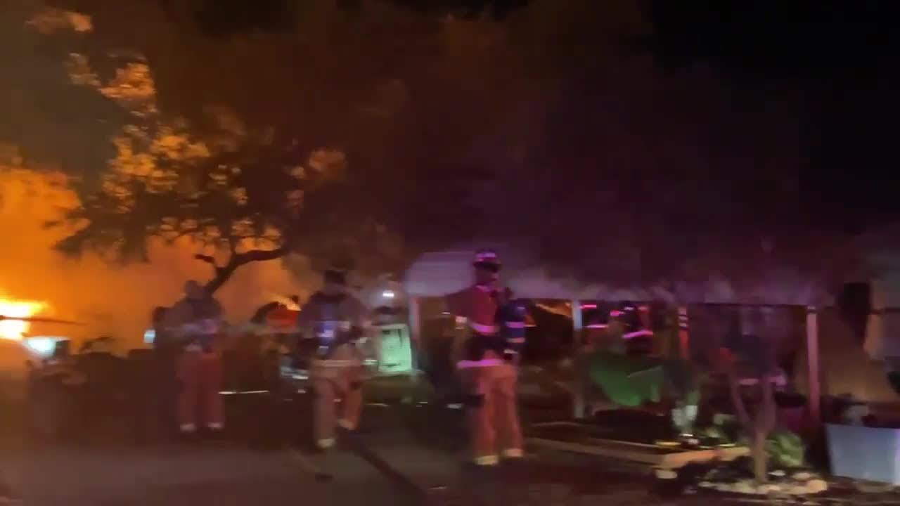 Northwest Fire crews battle mobile home fire near Marana - YouTube