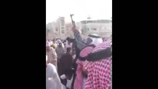 مواطن يطلق النار من سلاح رشاش في مصلى العيد