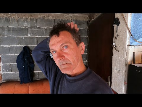 Samohrani otac s troje djece živi pod pločom