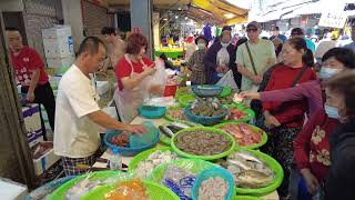 出現超大手筆的客人  一次就連續買了好幾樣  台中水湳市場  海鮮叫賣哥阿源  Taiwan seafood auction
