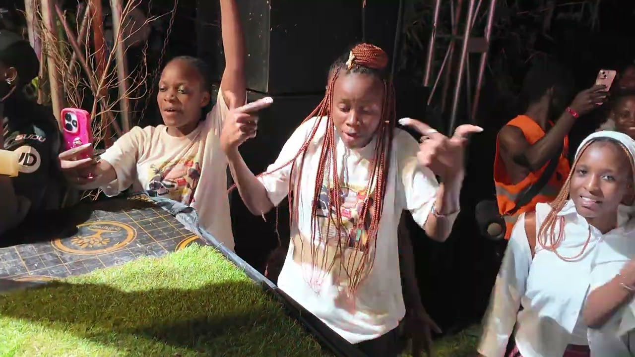 Here's the clip with audio, you people like love😅