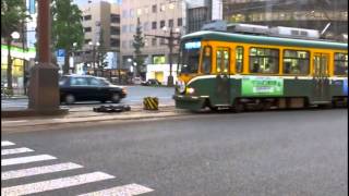 鹿児島市の風景 / 市電が2台続けて…