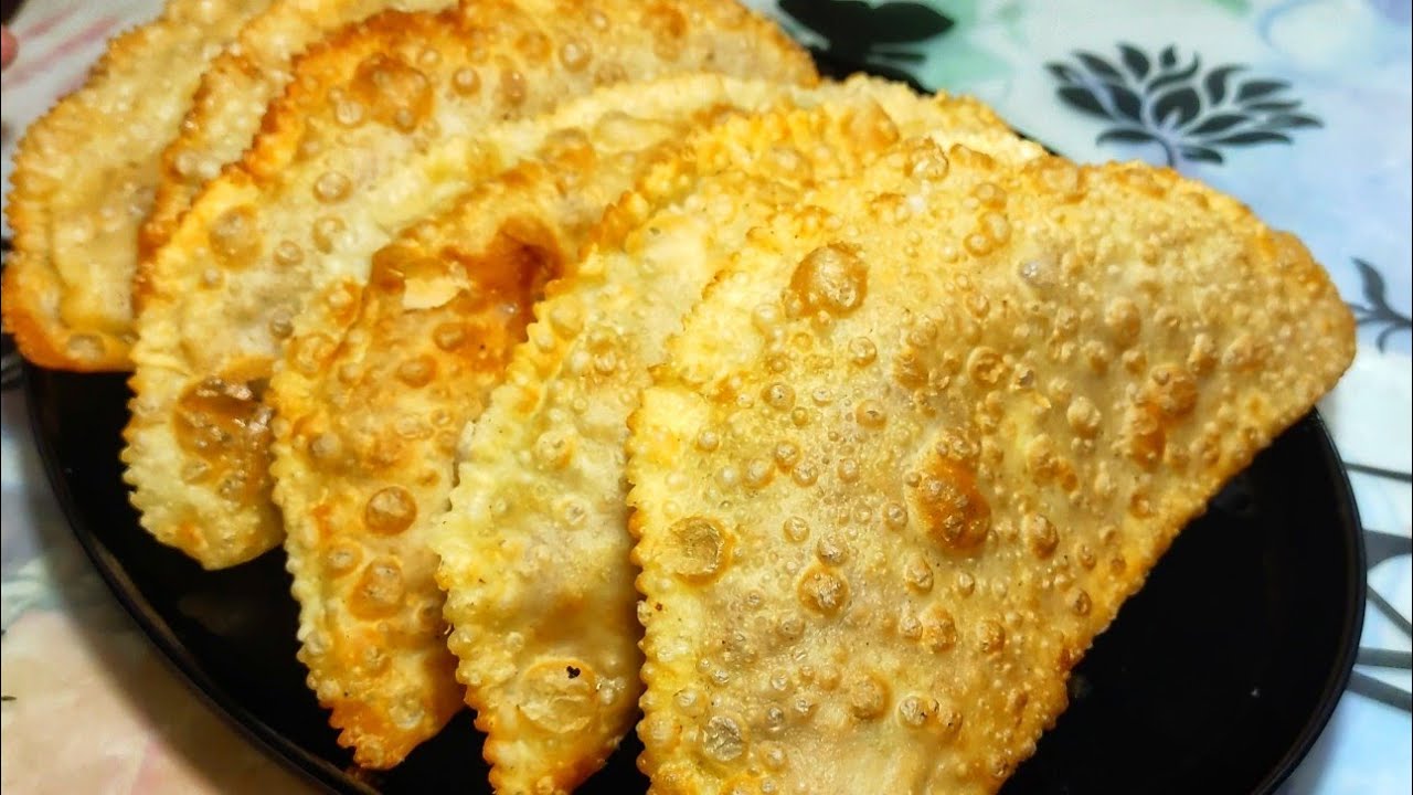 чебурек в масле. простое и вкусное тесто для чебуреков. чебуреки. сколько масла на чебуреки. фритюр для чебуреков.