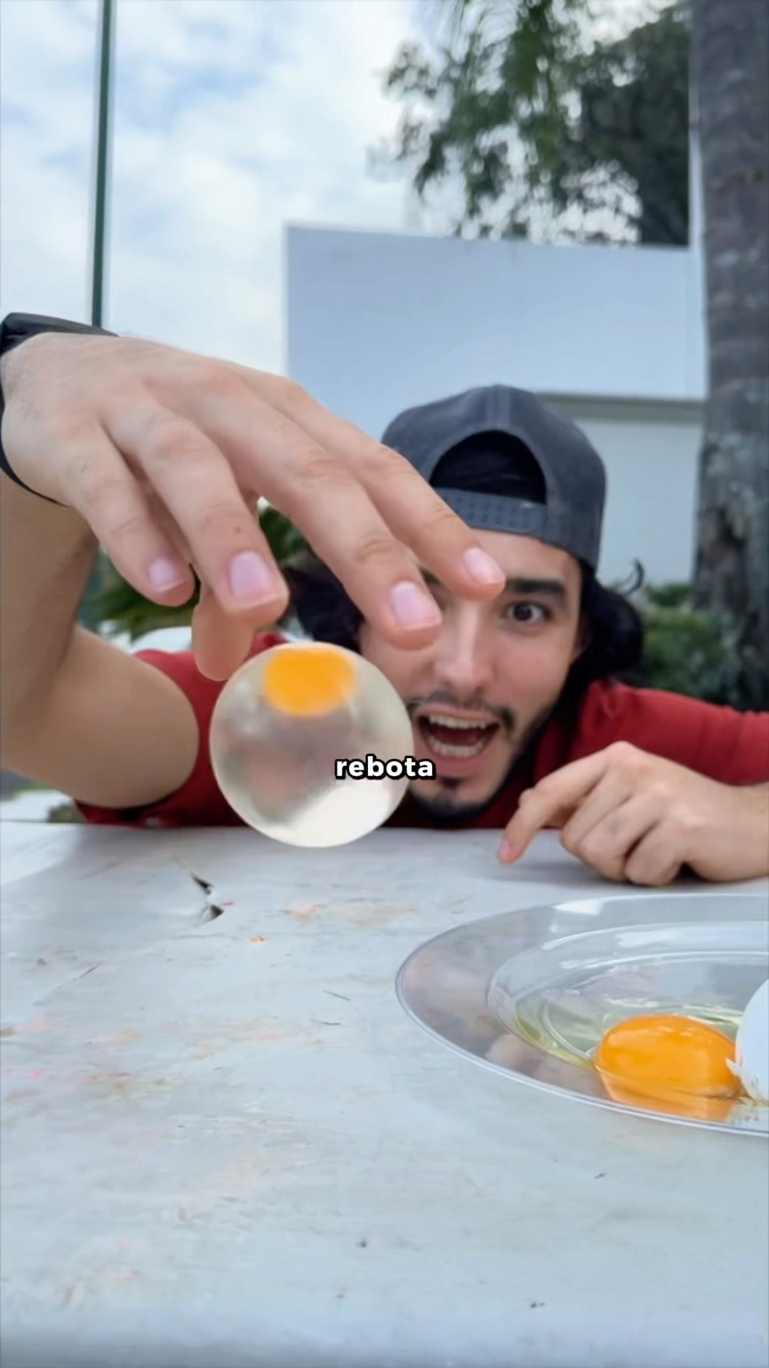 CONVERTI UN HUEVO?EN UNA PELOTA SALTARINA?