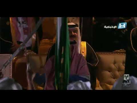 خادم الحرمين الشريفين يؤدي العرضة السعودية في افتتاح مشروع حي الطريف