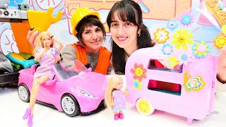 Tamirci Ümit ve Sevcan Barbie ve Steffie&#39;nin çekme karavanı süslüyor. Barbie videoları