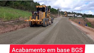 Motoniveladora 120k/patrol/espalhando BGS zerando piquete em estrada qui desabou pipa e rolo chapa