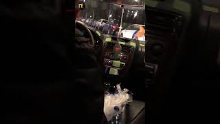 В Москве пассажирка «сбежала» из такси, обклеенного антиковидными пластырями