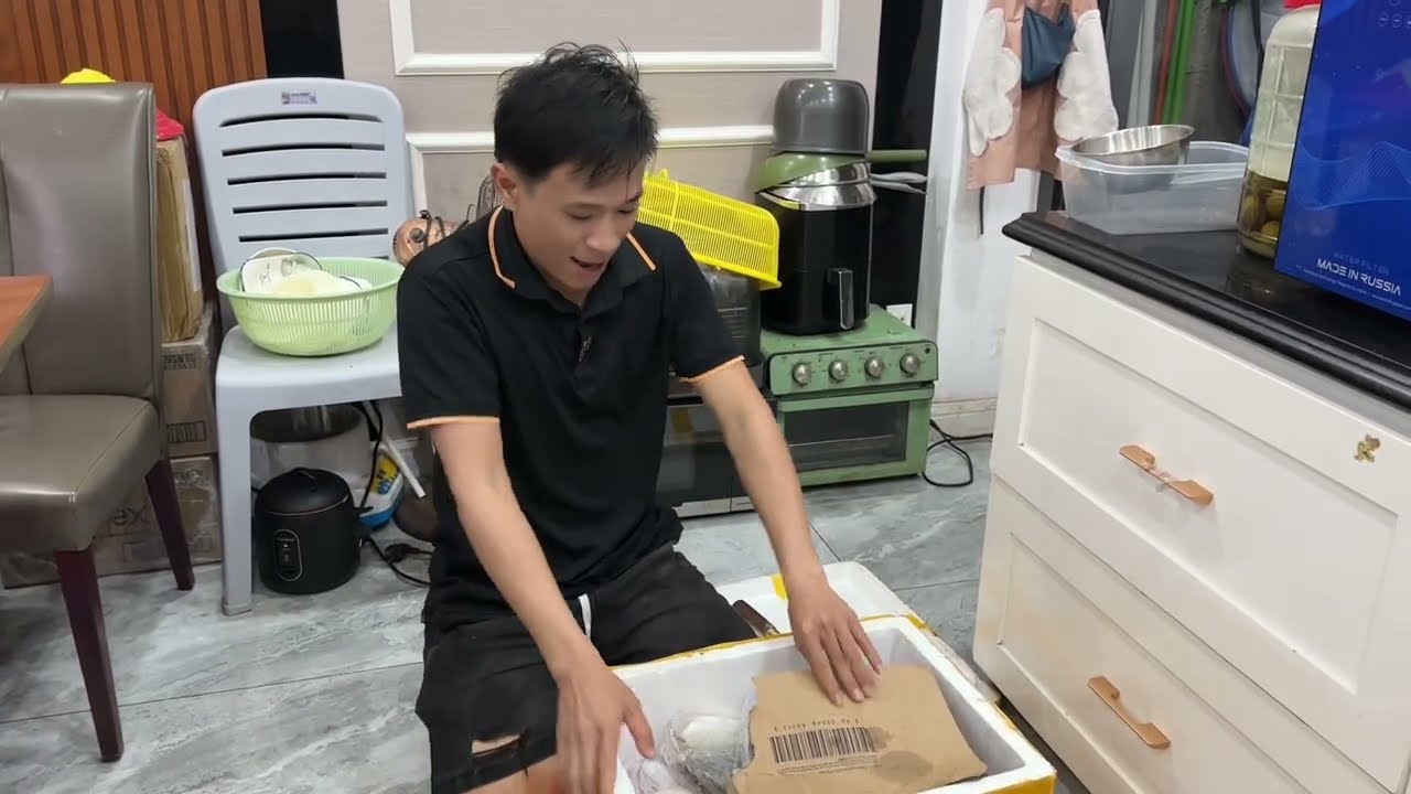 Mới vô sài gòn là Mẹ Tính gởi liền thùng đồ ăn cho con cháu mẹ quá là tuyệt vời