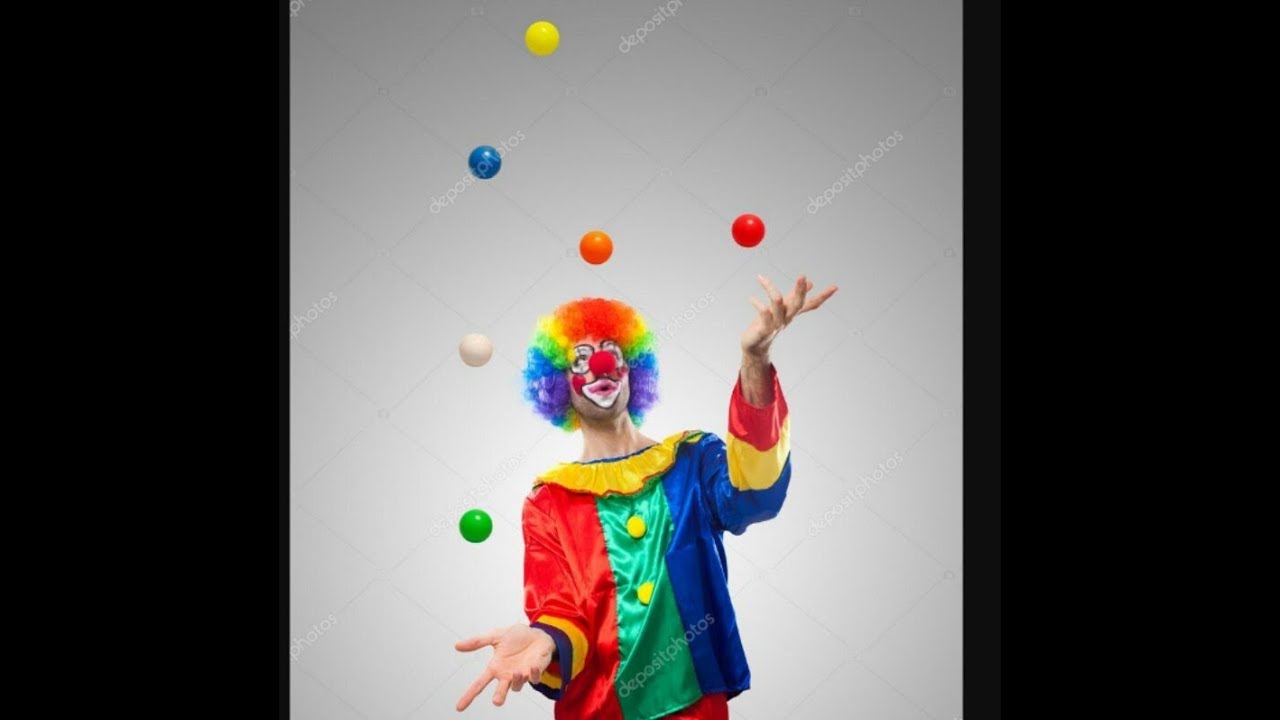 клоун жонглер. клоун жонглирует кольцами. жонглирование в цирке. клоун жонглирует кольцами. клоун жонглер.
