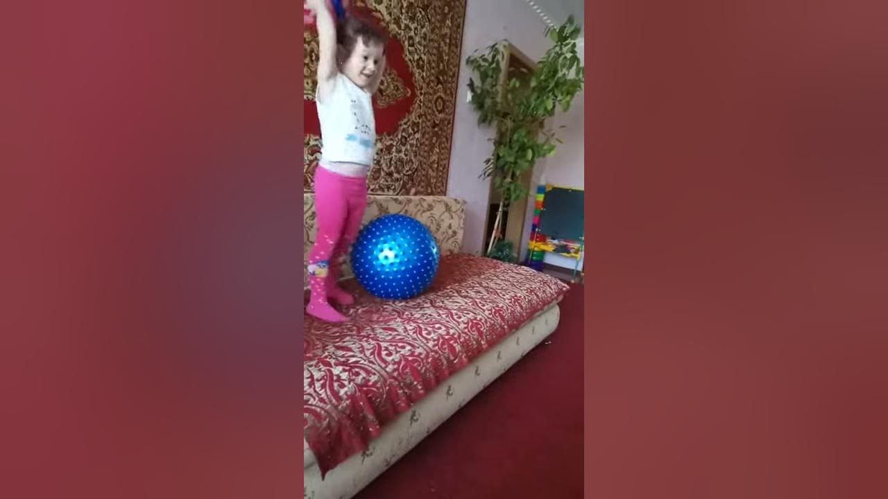 А вы так умеете? Девочка прыгает задом наперед) - YouTube