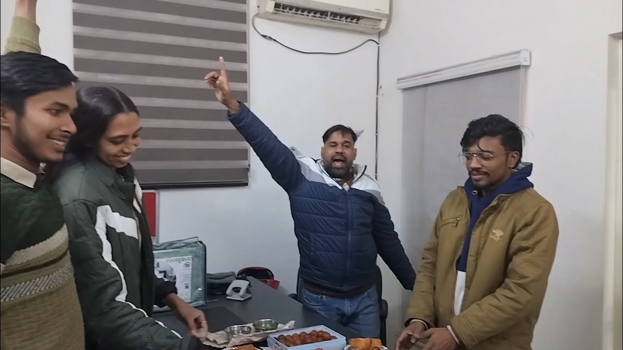 Preet Gujjarr के पापा ने ऑफ़िस में की साल की आखिरी धमाकेदार  पार्टी ।।