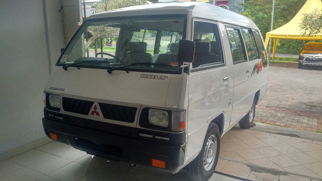 In Depth Tour Mitsubishi L300 Minibus Deluxe Indonesia YouTube