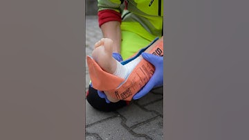 Splinting a broken ankle 🦶🏻🚑 #ambulance #paramedic #firstaid #hospital #emergency #nurse