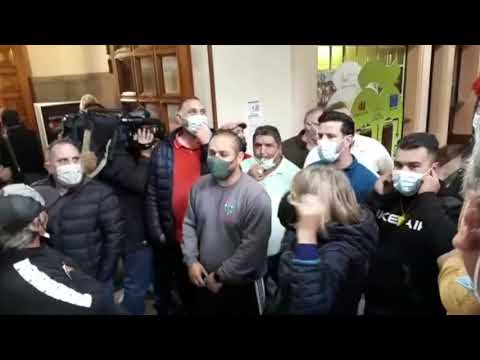 Los feriantes acceden al Concello e increpan a Maite Ferreiro