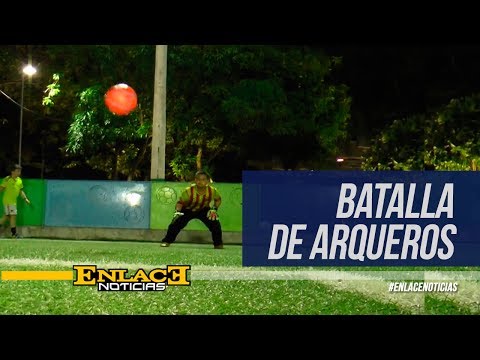 Niños se preparan para la batalla de arqueros