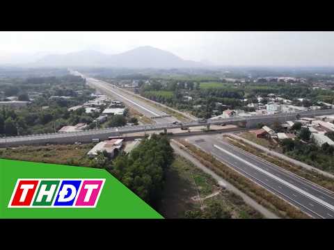 Vietnam Road Administration issues urgent directive after car falls into trench on expressway | THDT