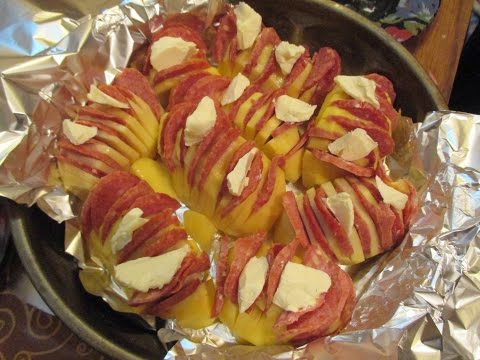 Видео рецепт Картошка с колбасой и сыром в духовке