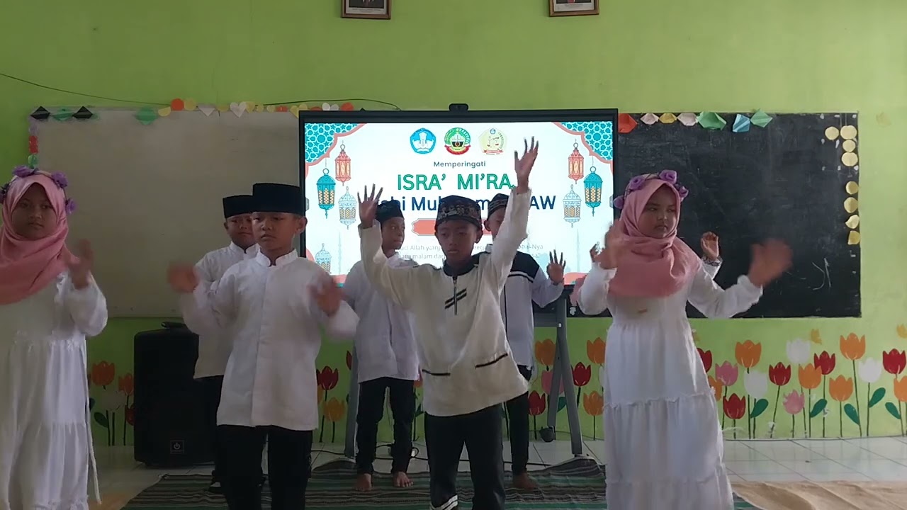 Tampilan siswa kelas 3 SDN Pulo diacara Peringatan Isro' Mi'roj Nabi Muhammad S.A.W