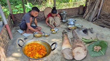 How They Cook Bamboo Shoots Curry With Dry Fish In Traditional Way For Lunch